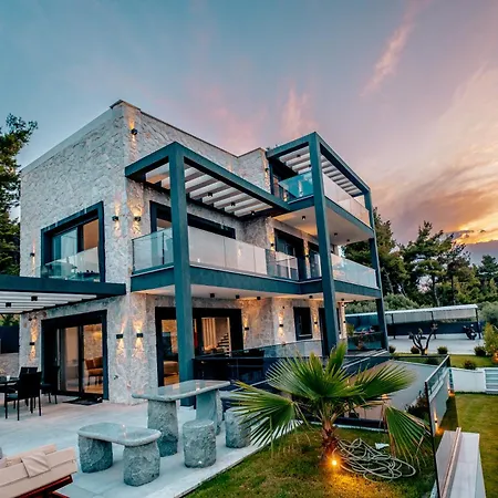 Royal Retreat Villa *