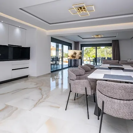 Royal Retreat 폴리크로노